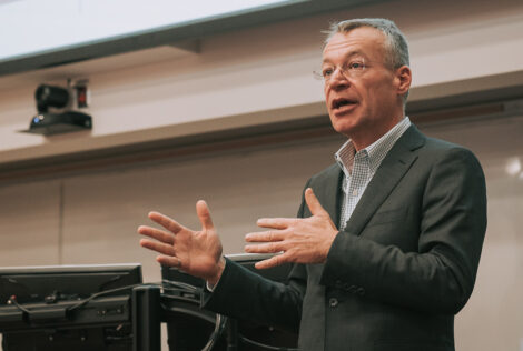 Stephen Elop talking with his hands at the innovation minor lecture