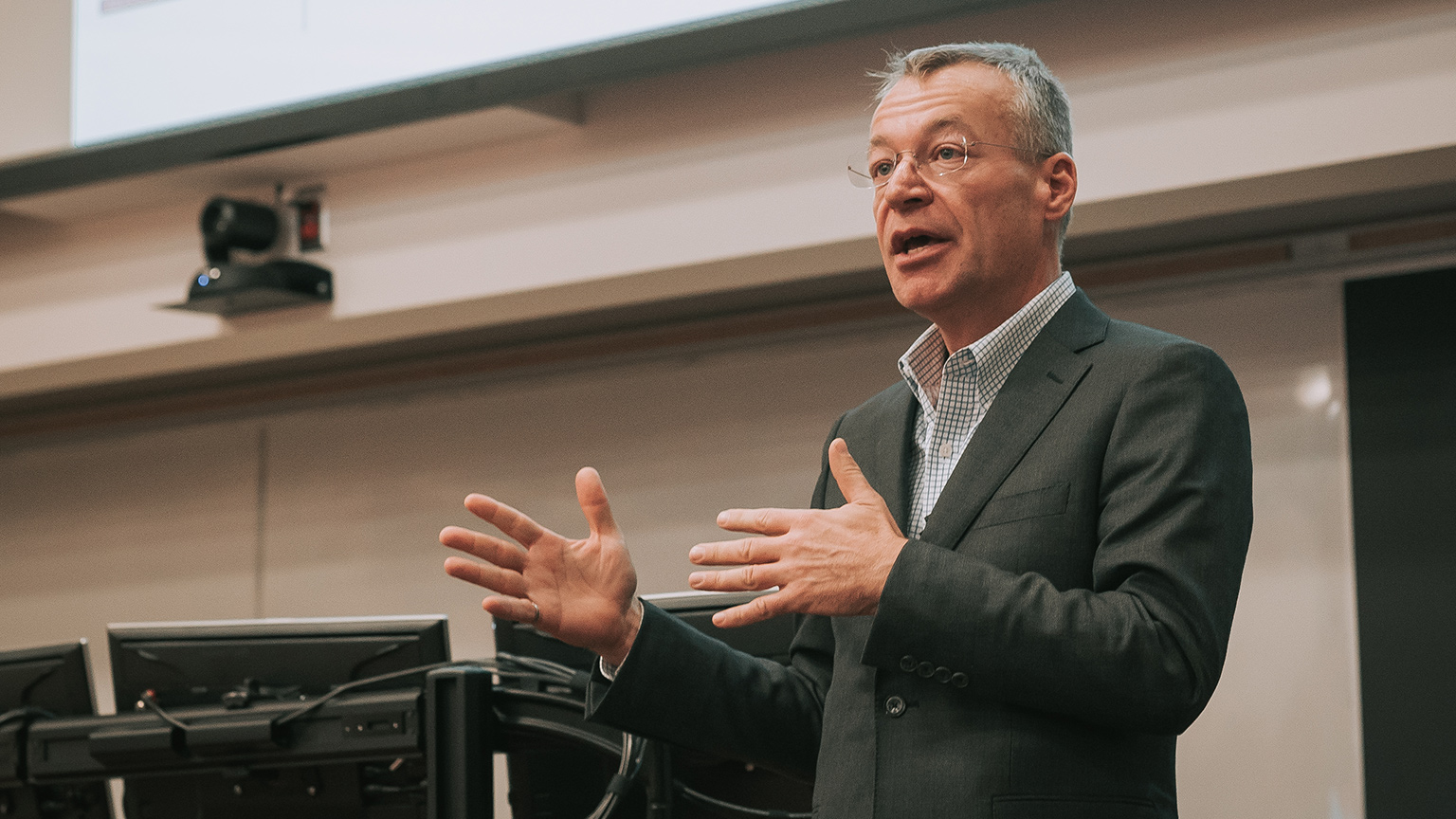 Stephen Elop talking with his hands at the innovation minor lecture
