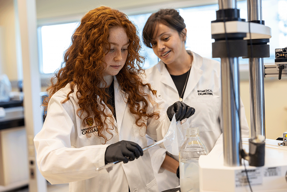 Maryam Badv and Shannon Gomes-Hunt in Lab