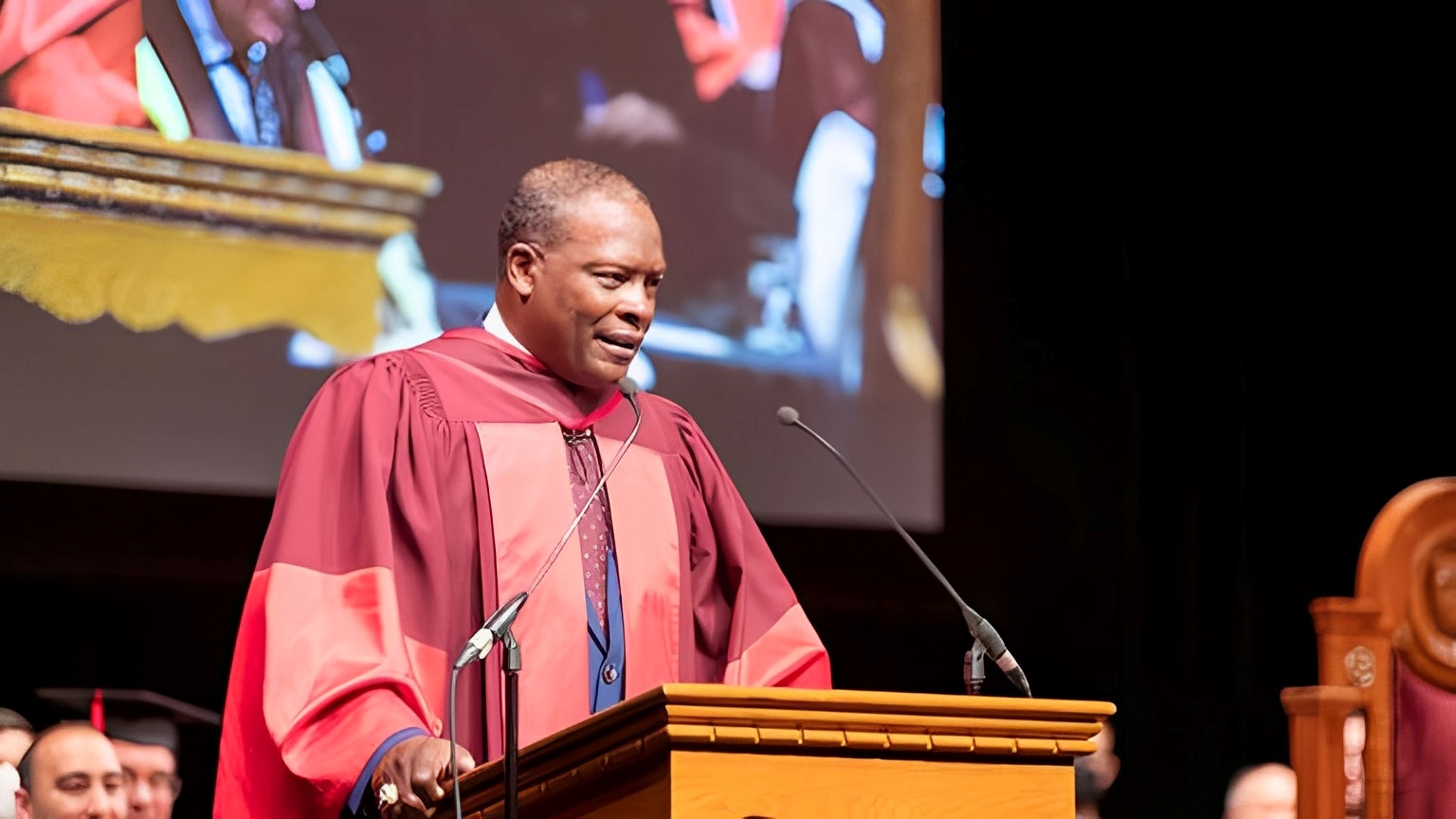 Brian Warren delivers his inspiring speech at the 2022 McMaster Engineering convocation.