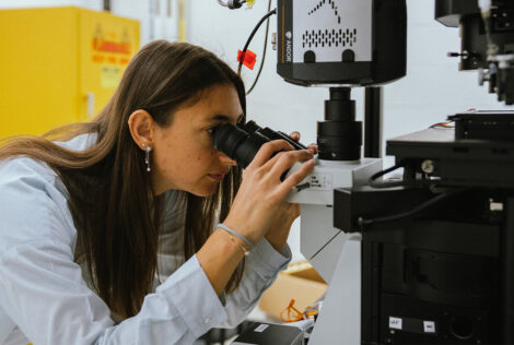 Lucie looks into a microscope